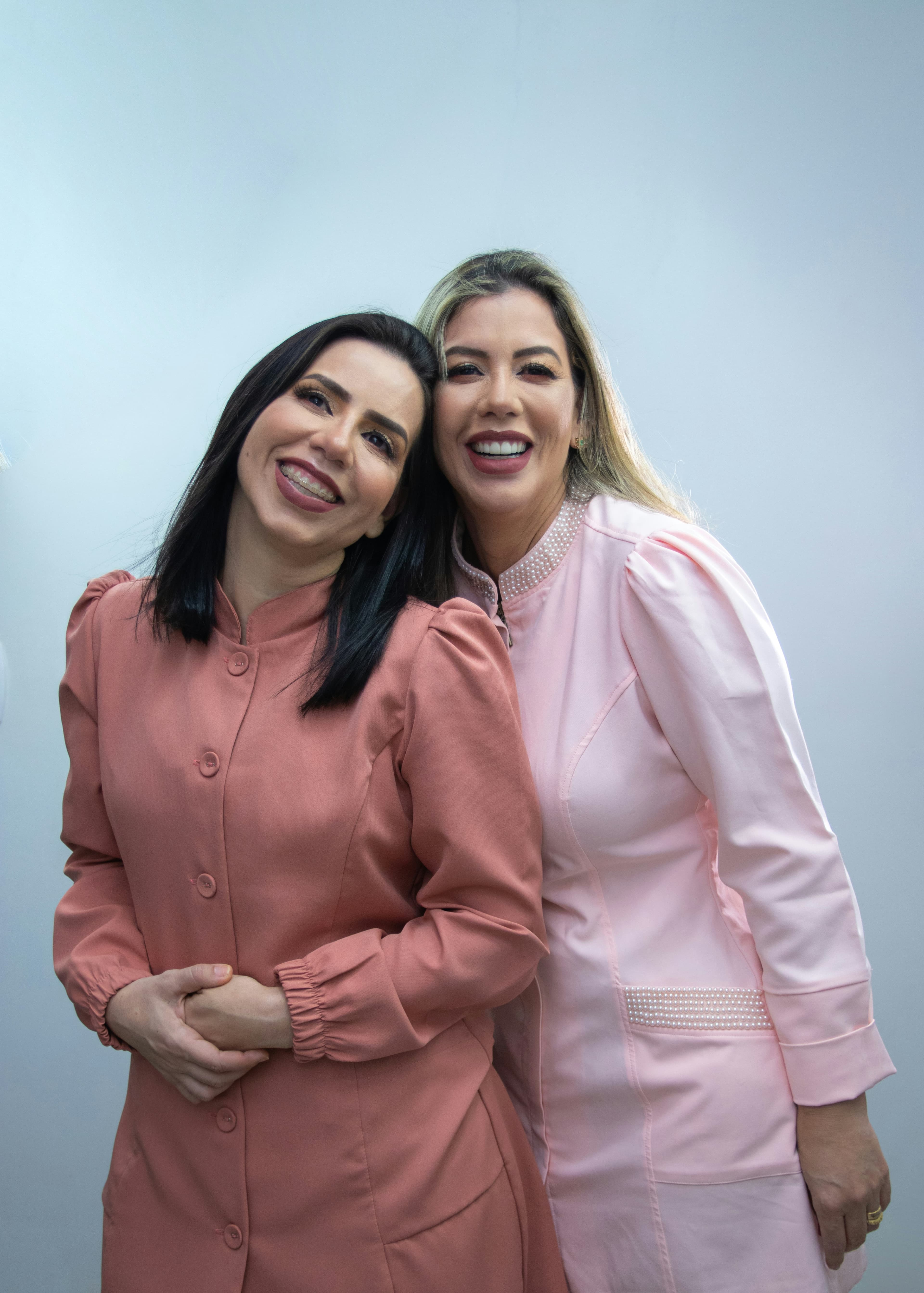 Juliana e Taís - Fundadoras da Elleva Marketing